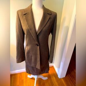 Dana Buchman Wool/cashmere 2-pc suit, Size 6